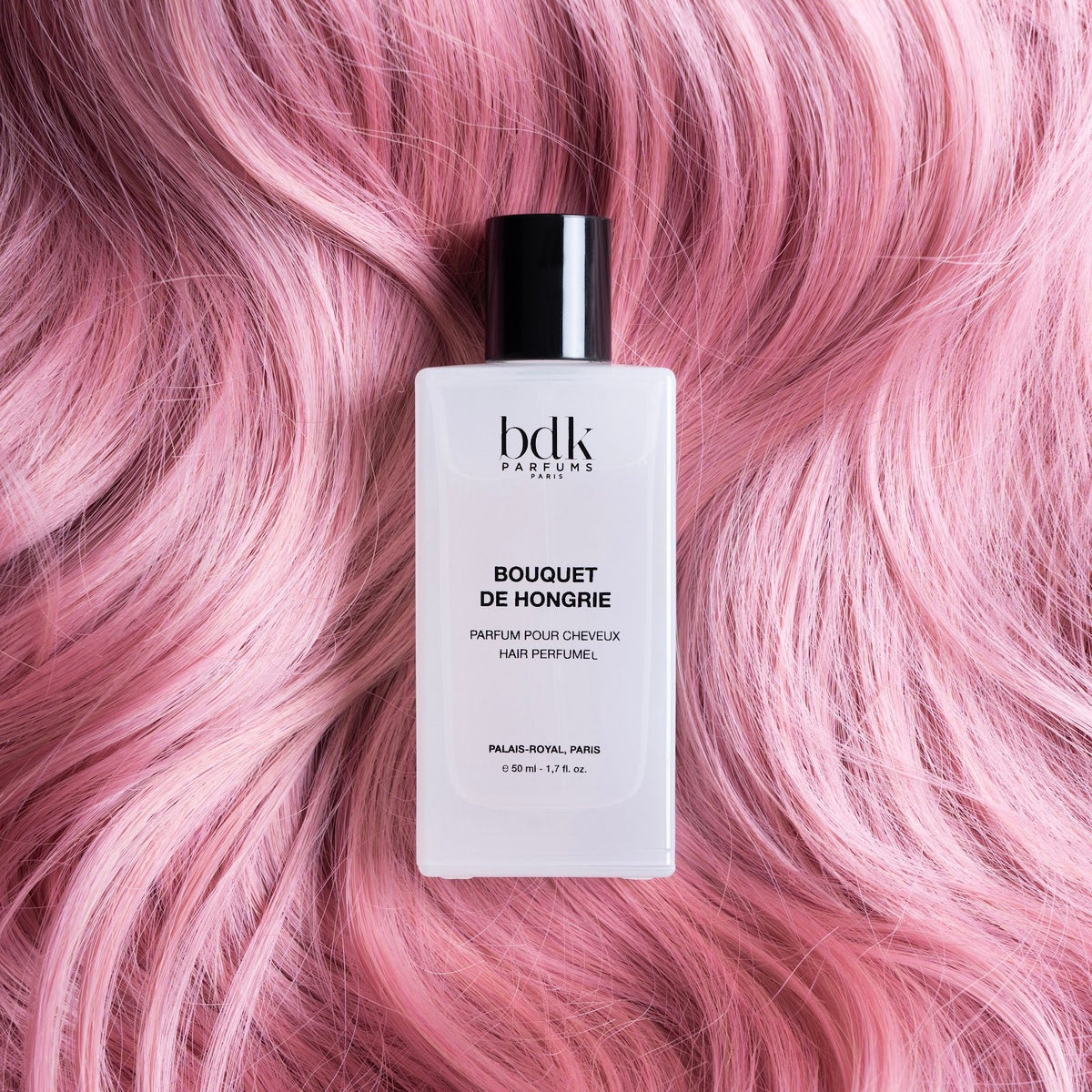 BDK Parfums Hair Perfume Bouquet de Hongrie flacon op roze haar
