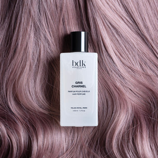 BDK Parfums Hair Perfume Gris Charnel flacon op lila haar