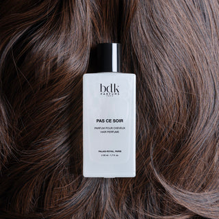BDK Parfums Hair Perfume Pas Ce Soir flacon op donkerbruin haar