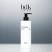 BDK Parfums Pas Ce Soir Body Lotion pompflacon in studio met bdk-logo