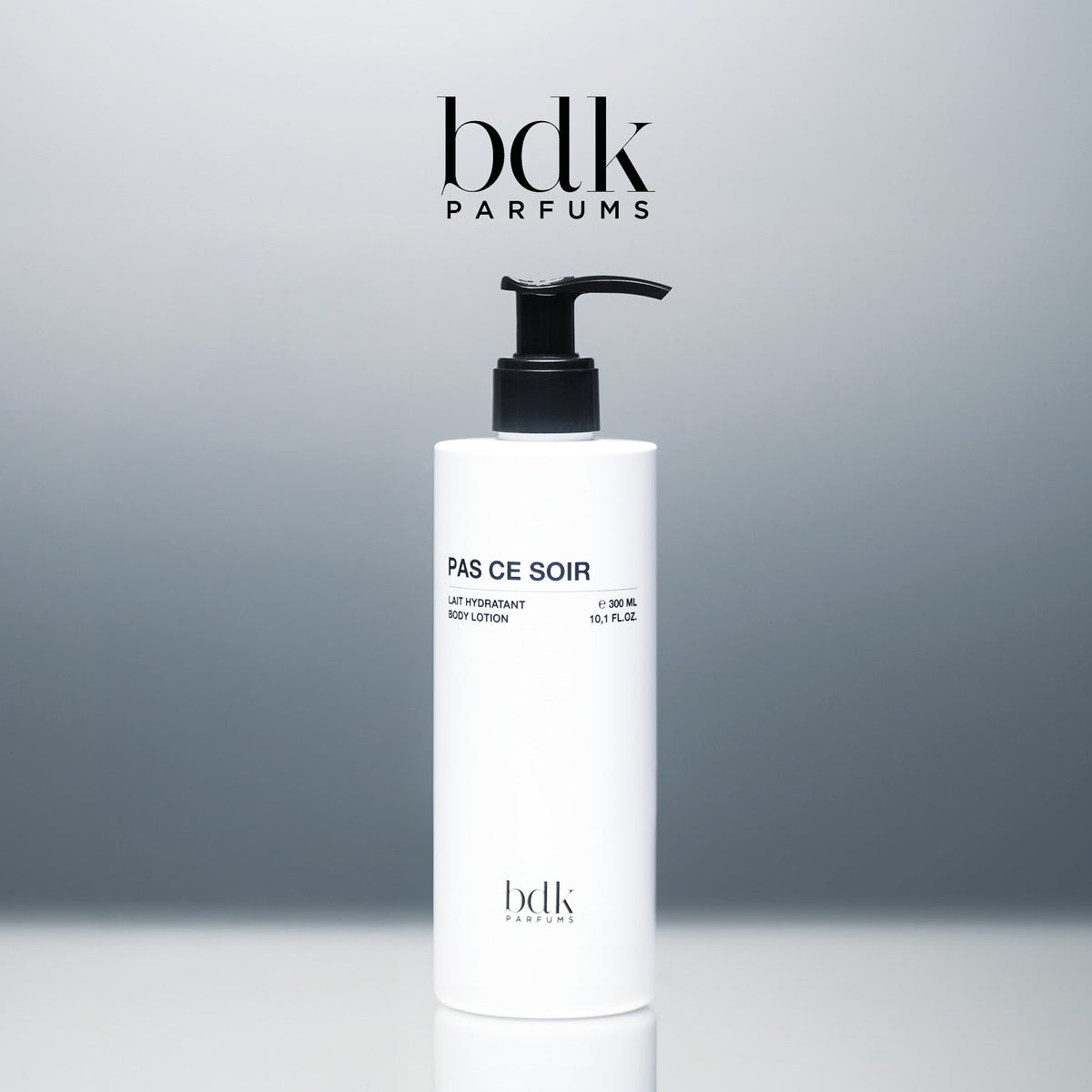 BDK Parfums Pas Ce Soir Body Lotion pompflacon in studio met bdk-logo