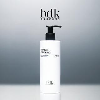 BDK Parfums Rouge Smoking Body Lotion pompflacon in studio met bdk-logo