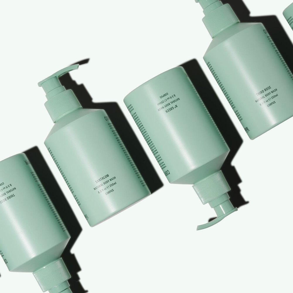 Corpus Naturals Body Wash No. Green 250ml flacons diagonaal op een rij