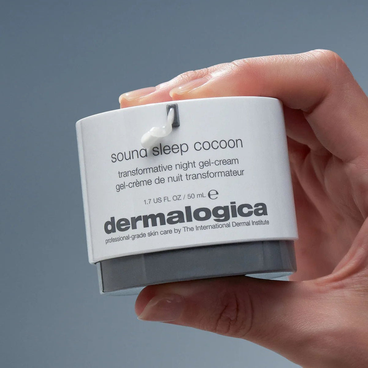 Dermalogica Sound Sleep Cocoon pot 50ml in de hand