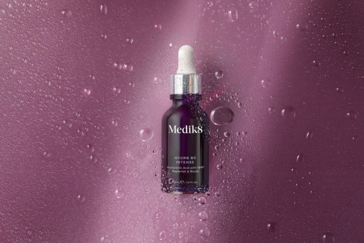 Medik8 Hydr8 B5 Intense 30ml flesje op paarse achtergrond met druppels