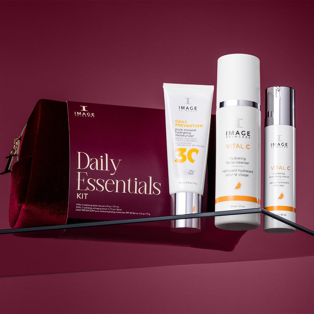 Image Skincare Gift Set VITAL C & Daily Prevention met rood etui op glasplaat
