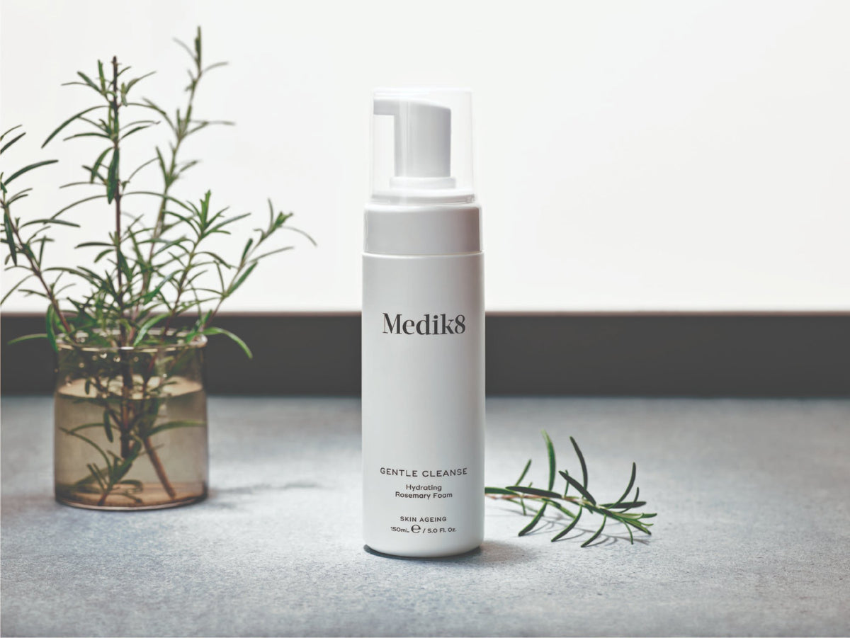Medik8 Gentle Cleanse flacon met rozemarijn