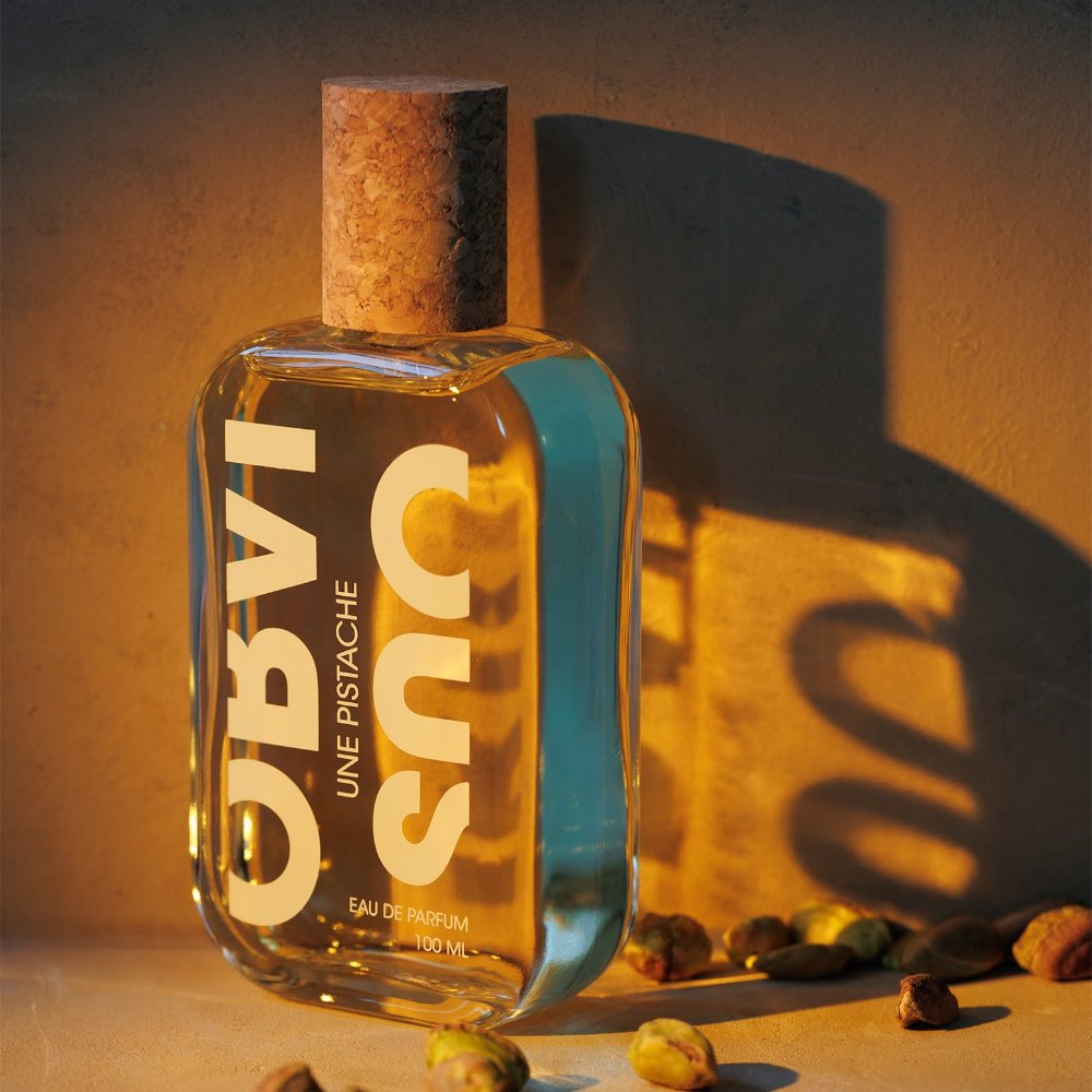 Obvious Parfums Une Pistache 100ml flacon in zonlicht met pistachenoten