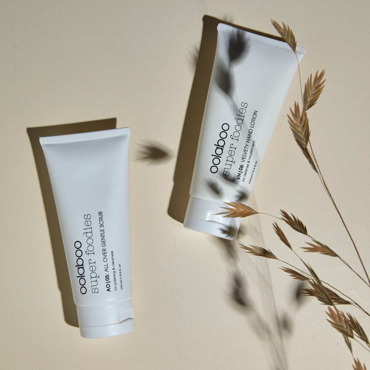 Oolaboo Super Foodies Velvety Hand Lotion naast All Over Gentle Scrub