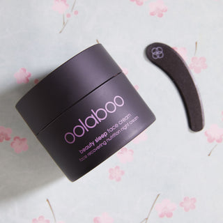 Oolaboo Beauty Sleep Night Cream met spatel op bloesem