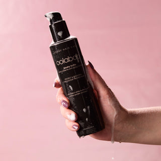 Oolaboo Blushy Truffle Shampoo in de hand met schuim