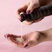 Oolaboo Blushy Truffle Shampoo textuur in de handpalm