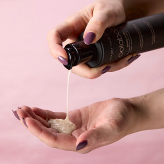 Oolaboo Blushy Truffle Shampoo textuur in de handpalm