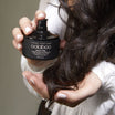 Oolaboo Blushy Truffle Sparkling Oil in het haar