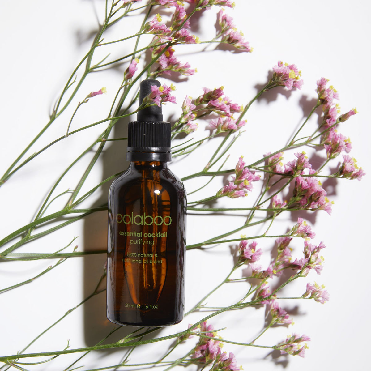 Oolaboo Essential Cocktail Purifying tussen roze bloemetjes