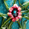 Oolaboo Inner Strength Supplement tussen tulpen