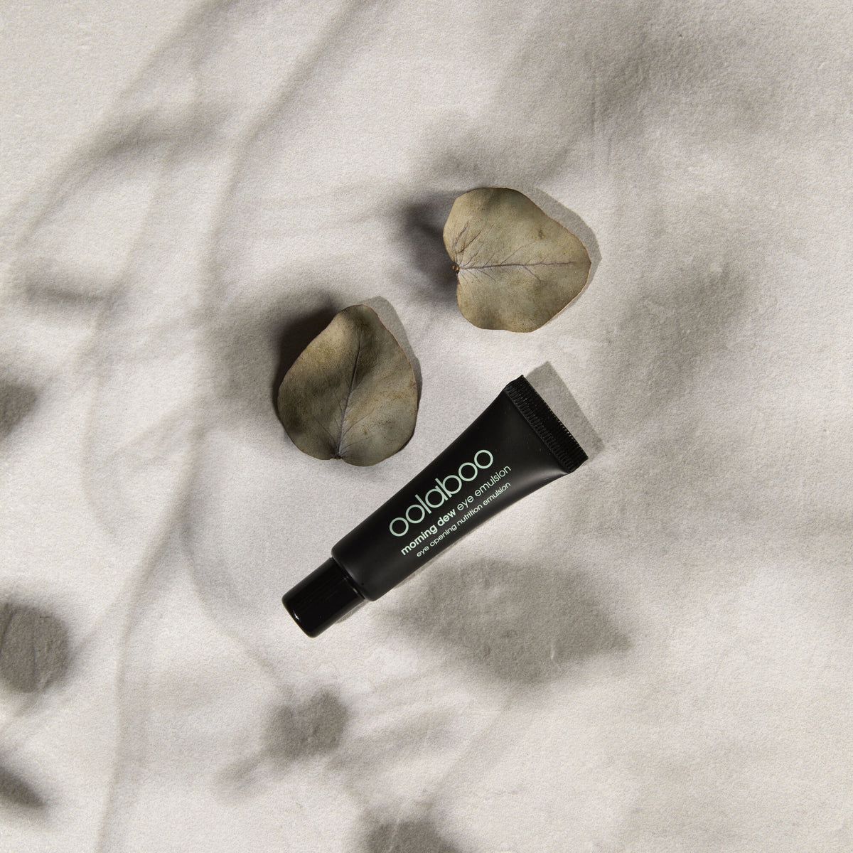 Oolaboo Morning Dew Eye Opening Emulsion op linnen met blaadjes