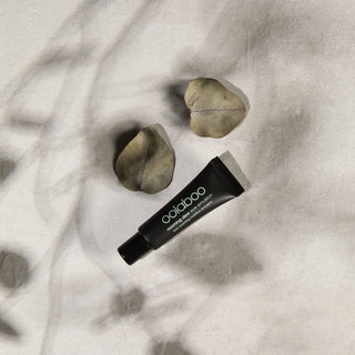 Oolaboo Morning Dew Eye Opening Emulsion op linnen met blaadjes
