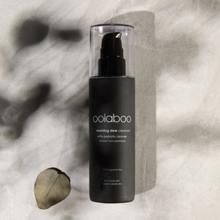 Oolaboo Morning Dew Softly Prebiotic Cleanser op linnen met blaadjes