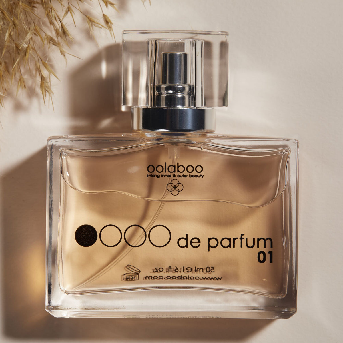 Oolaboo OOOO de Parfum 01 flacon close-up in warm licht