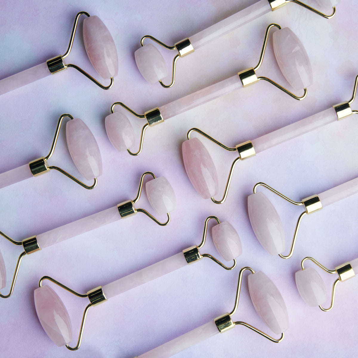 Oolaboo Rosé Quartz Beauty Roller meerdere rollers op lila