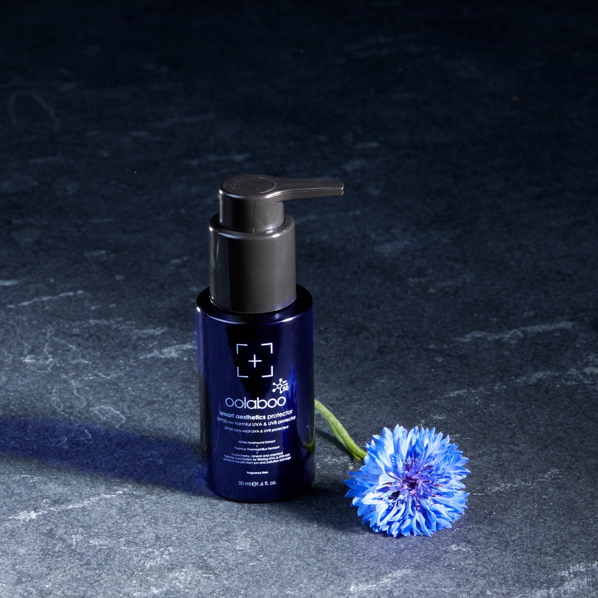 Oolaboo Smart Aesthetics SPF50 Protector flacon op leisteen met korenbloem