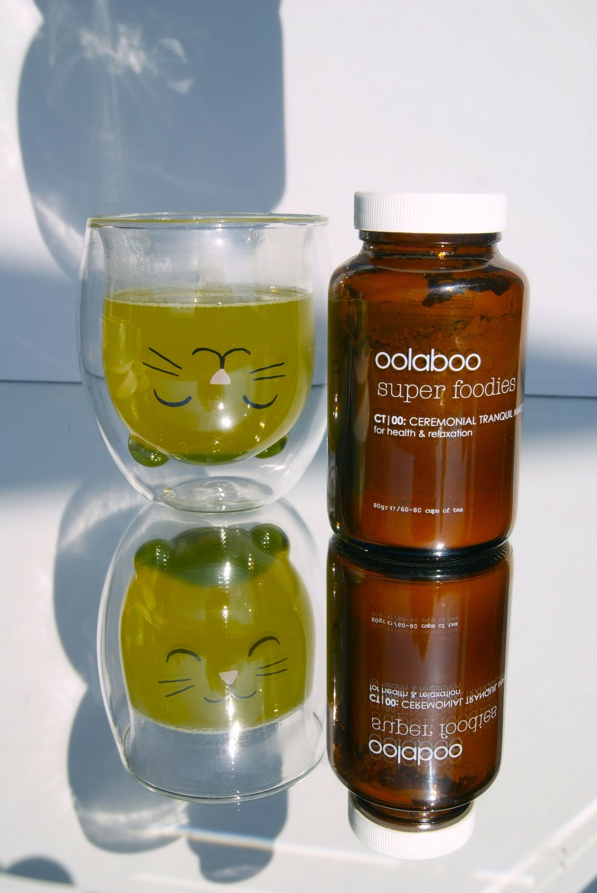 Oolaboo Super Foodies Ceremonial Tranquil Tea met een glas thee