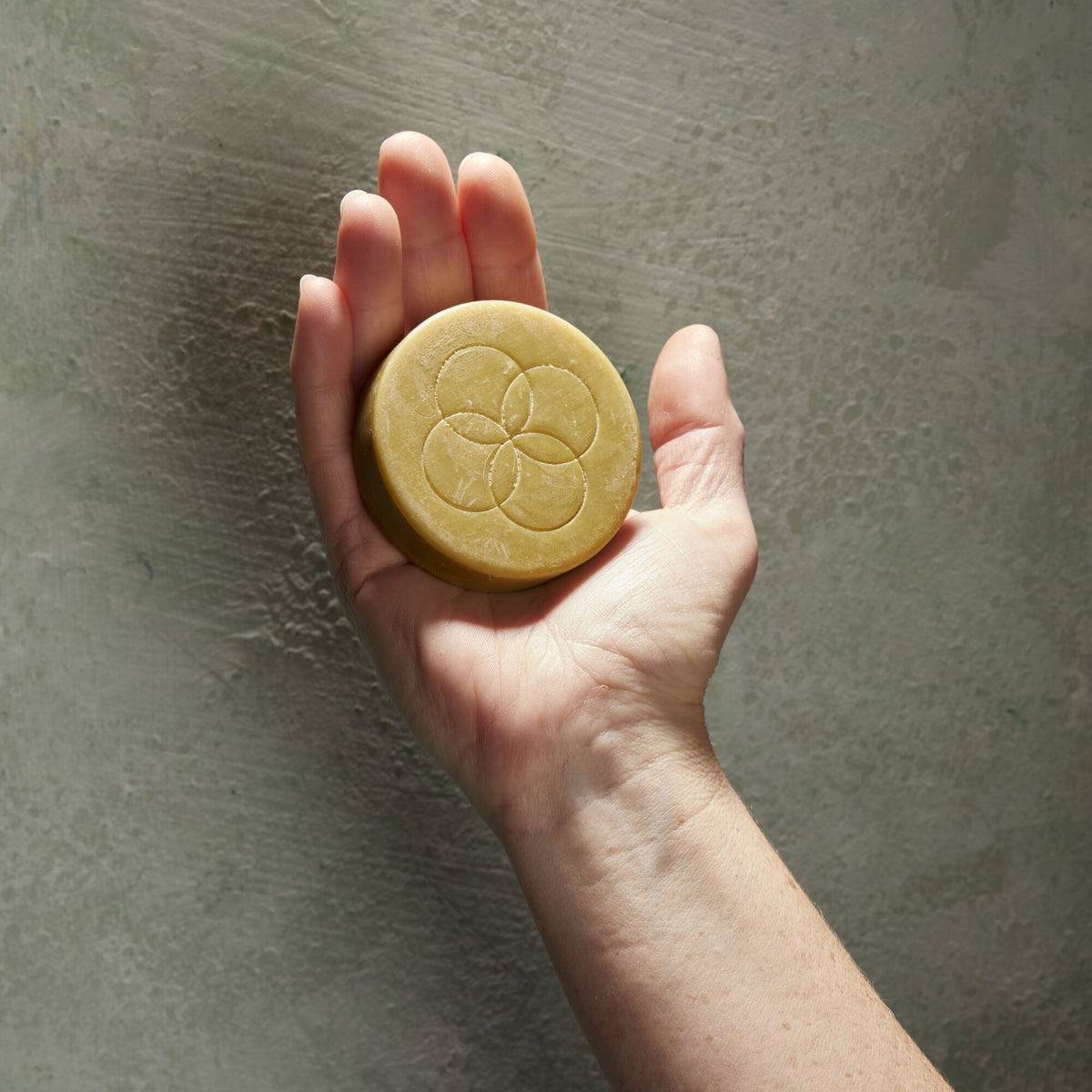 Oolaboo Super Foodies Eco Shampoo Bar in de hand