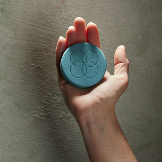 Oolaboo Super Foodies Face Cleansing Bar in de hand