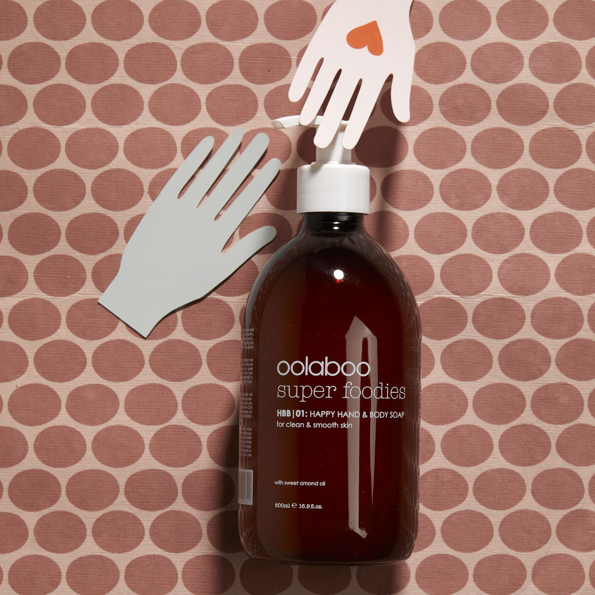 Oolaboo Super Foodies Happy Hand Soap tussen papieren handen