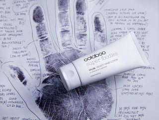 Oolaboo Super Foodies Velvety Hand Lotion op een handafdruk
