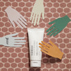 Oolaboo Super Foodies Velvety Hand Lotion tussen papieren handen