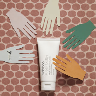 Oolaboo Super Foodies Velvety Hand Lotion tussen papieren handen