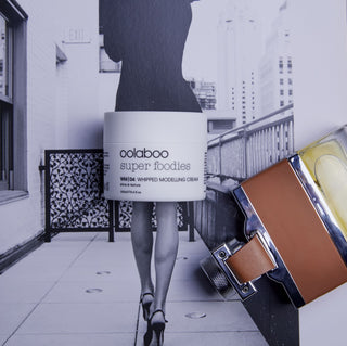 Oolaboo Super Foodies Whipped Modelling Cream pot op een stadsfoto