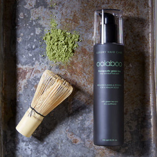 Oolaboo Therapeutic Green Tea Stop Dandruff Shampoo met matcha en klopper