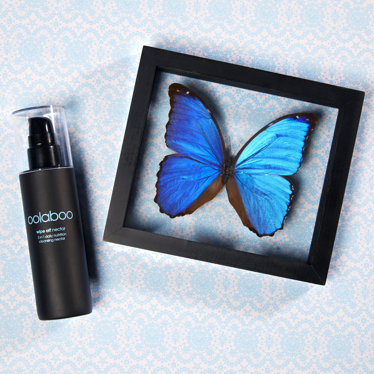 Oolaboo Wipe Off Nectar naast een vlinder in lijst