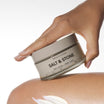 Salt & Stone Body Cream Santal & Vetiver 200ml aangebracht op de knie