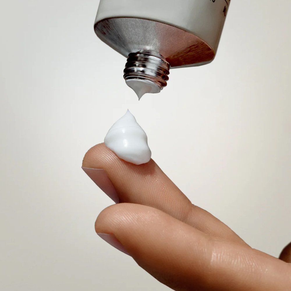 Salt & Stone Body Lotion crème op een vinger