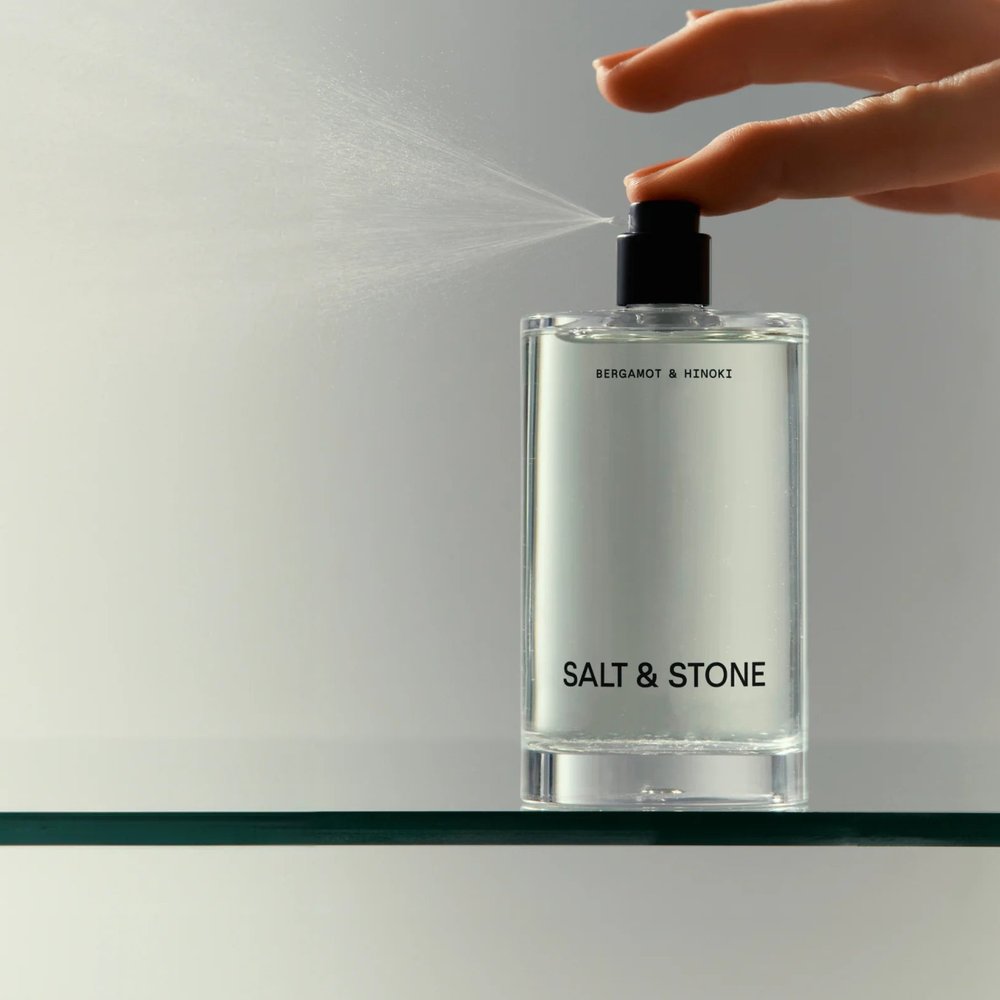 Salt & Stone Body Mist Bergamot & Hinoki 100ml flacon wordt gespoten