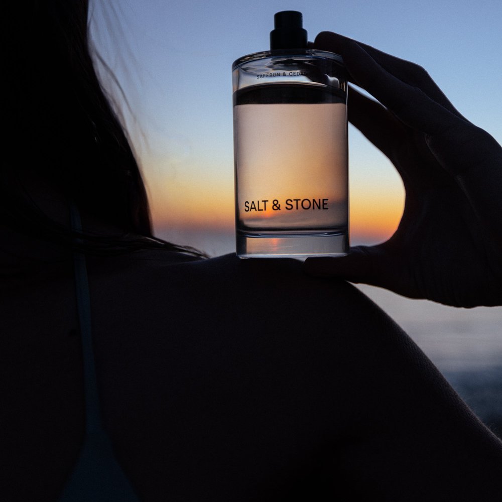 Salt & Stone Body Mist Saffron & Cedar 100ml flacon bij zonsondergang