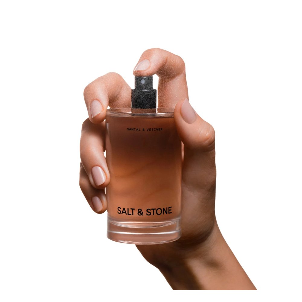 Salt & Stone Body Mist Santal & Vetiver 100ml flacon in de hand
