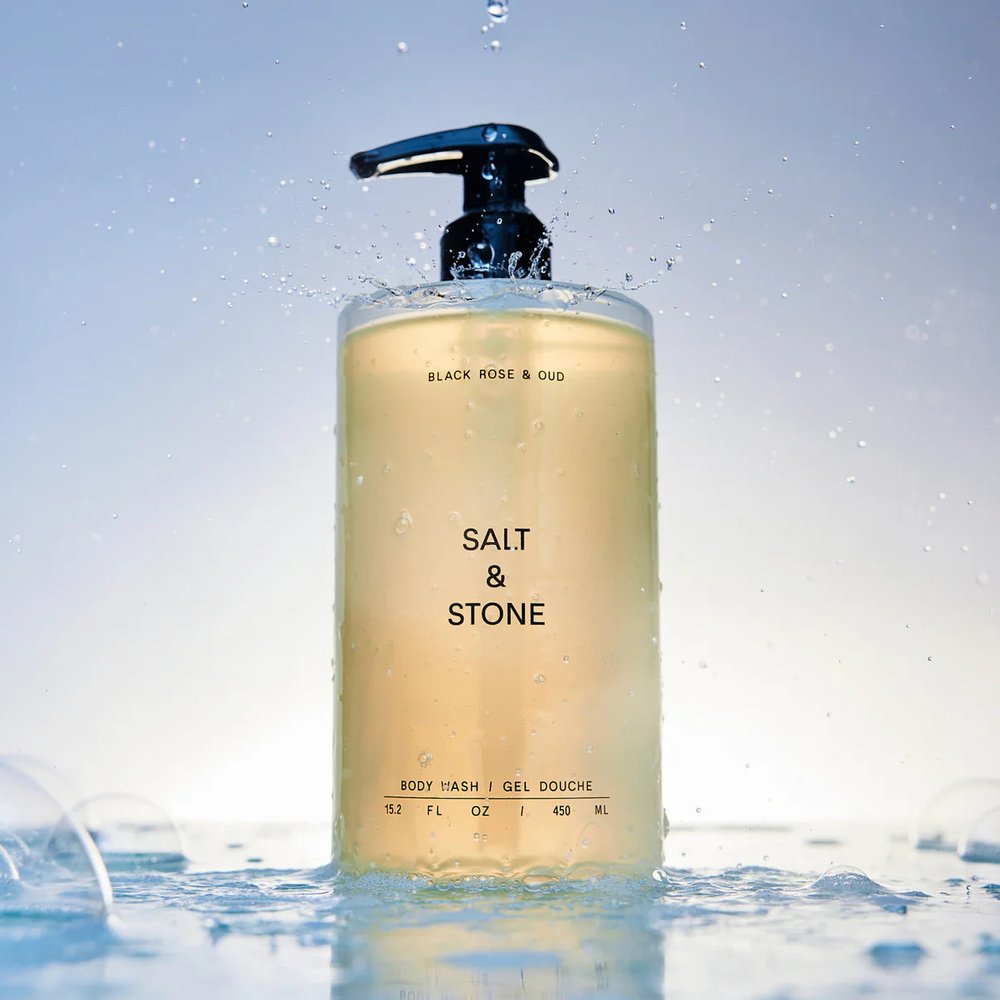 Salt & Stone Body Wash Black Rose & Oud flacon in water