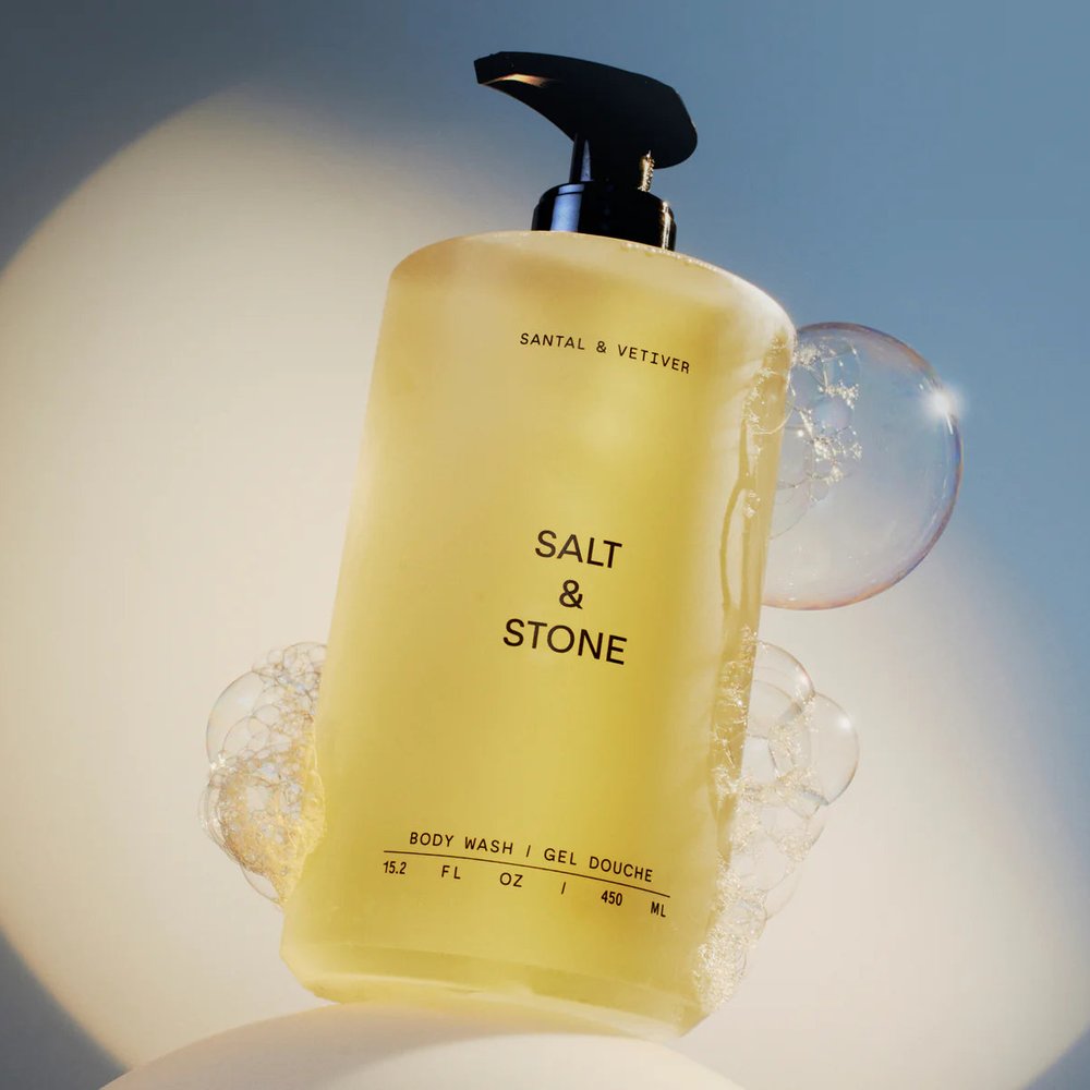 Salt & Stone Body Wash Santal & Vetiver flacon met bubbels