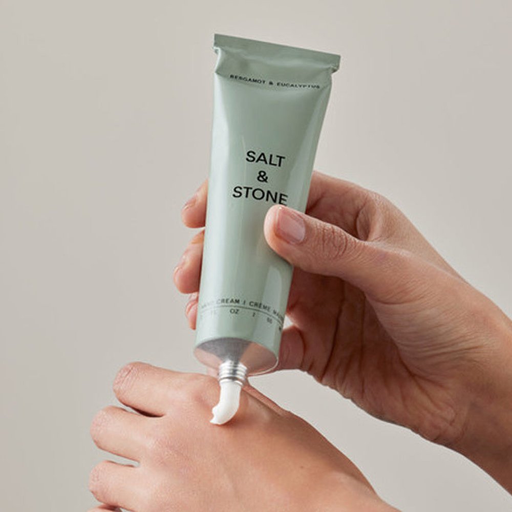 Salt & Stone Hand Cream Bergamot & Eucalyptus 60ml crème op de hand