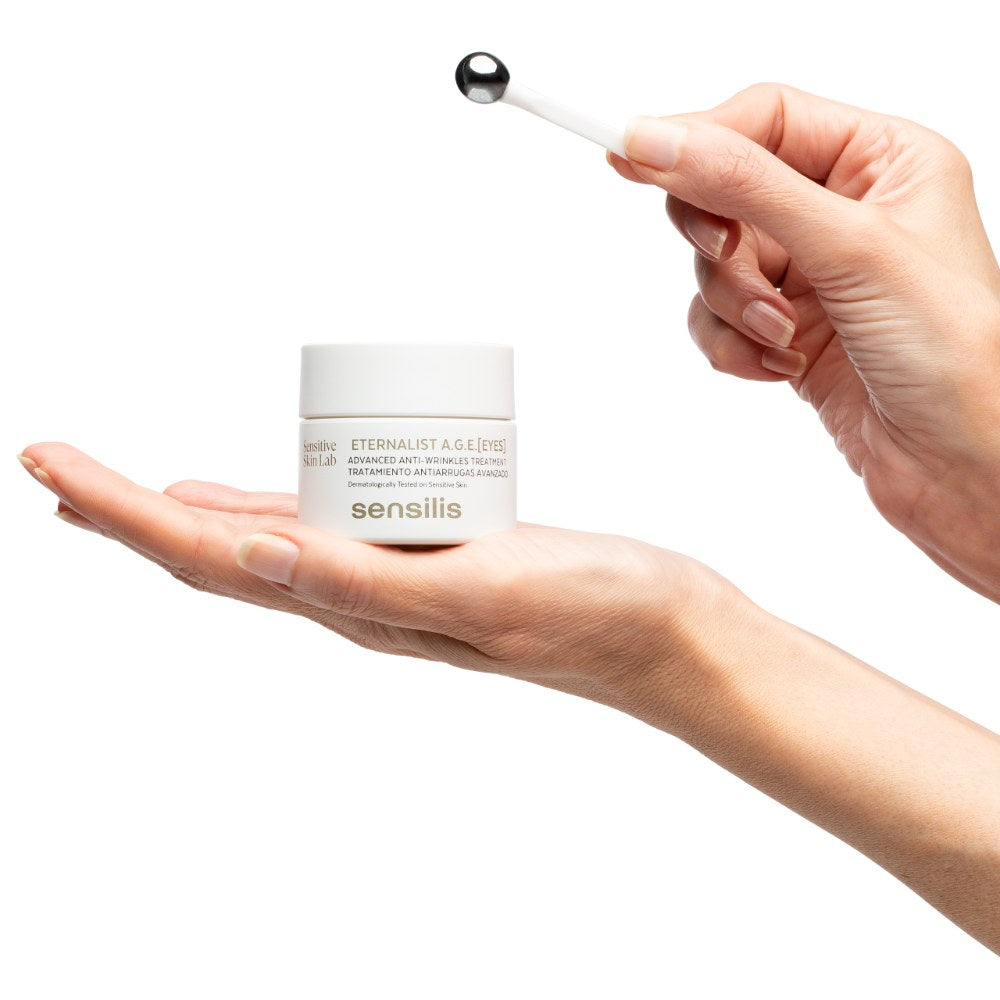 Sensilis Eternalist AGE Eye Contour 20ml pot met applicator in de hand
