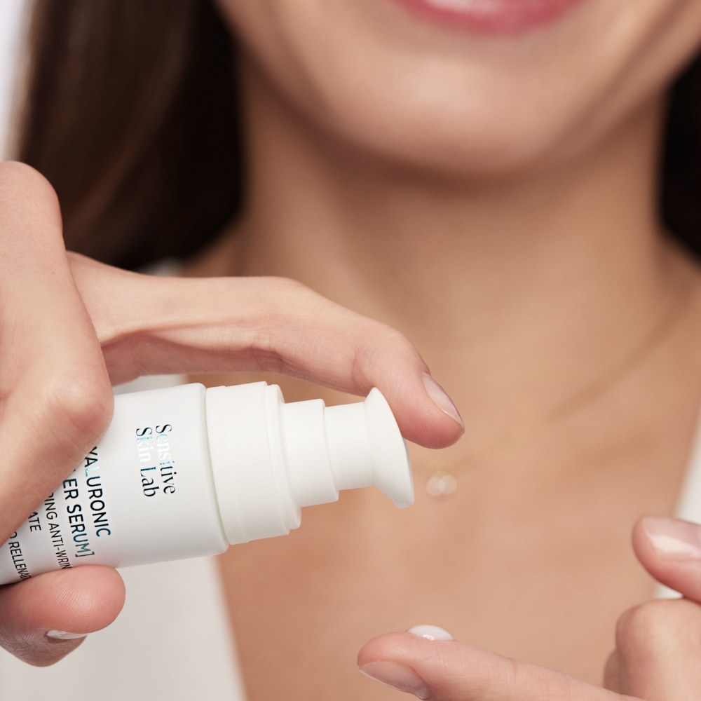 Sensilis Hyaluronic Filler Serum 30ml serum aanbrengen met de pomp