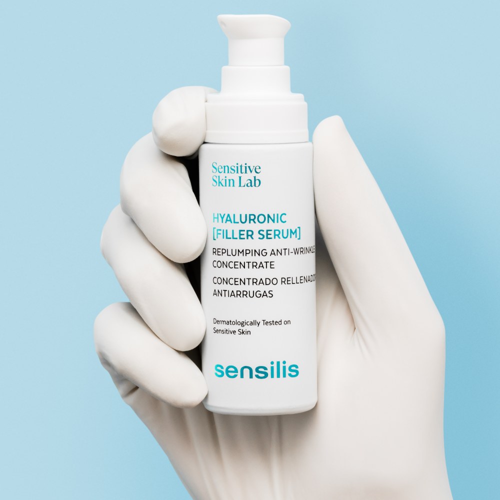 Sensilis Hyaluronic Filler Serum 30ml flacon in de hand op blauw
