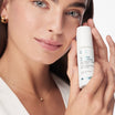 Sensilis Hyaluronic Filler Serum 30ml model houdt de flacon vast