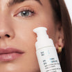 Sensilis Hyaluronic Filler Serum 30ml model met de flacon bij het gezicht