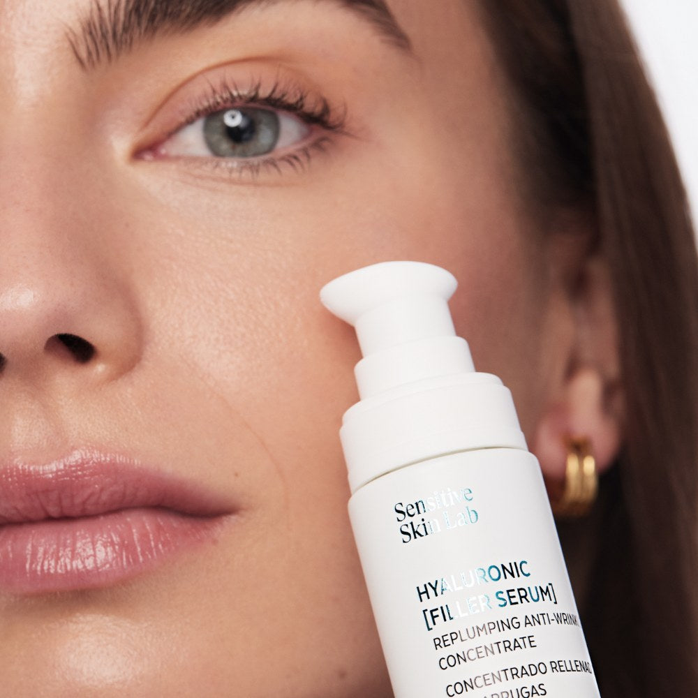 Sensilis Hyaluronic Filler Serum 30ml model met de flacon bij het gezicht